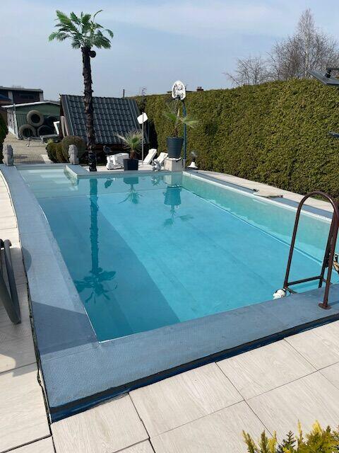 Dom z warsztatem serwisu ogumienia i basenem .