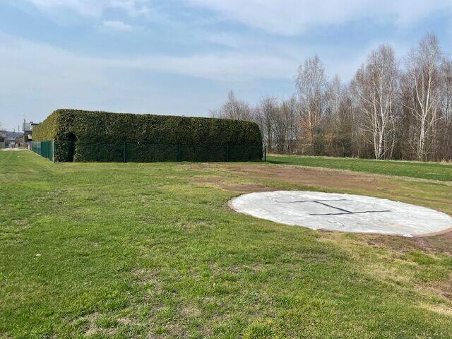 Dom z warsztatem serwisu ogumienia i basenem .