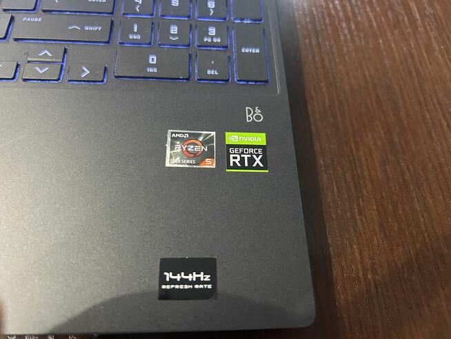 Laptop gamingowy HP Victus z klawiaturą, myszką oraz słuchaw