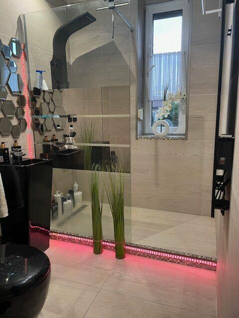 Dom z warsztatem serwisu ogumienia i basenem .