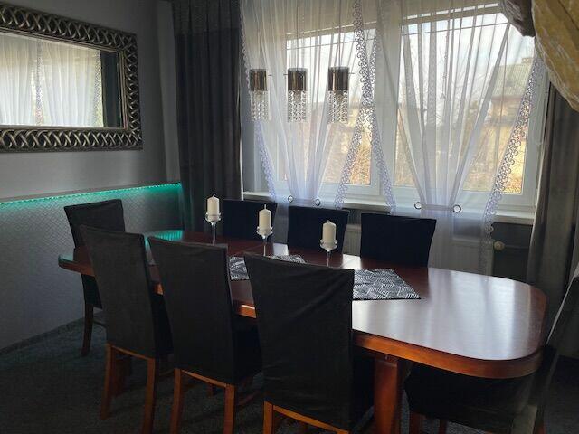 Dom z warsztatem serwisu ogumienia i basenem .