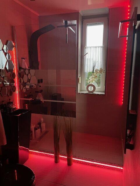 Dom z warsztatem serwisu ogumienia i basenem .