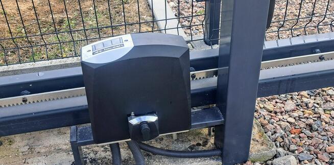 Montaż siłowników do bramy skrzydłowej