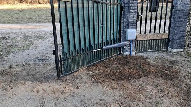 Montaż siłowników do bramy skrzydłowej