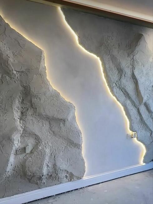 Skalne ściany z mchem