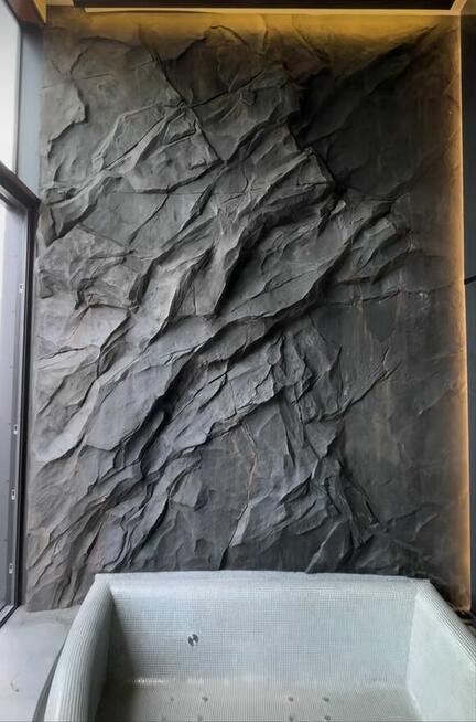 Skalne ściany z mchem