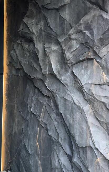 Skalne ściany z mchem