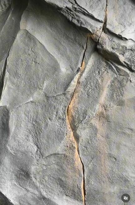 Skalne ściany z mchem