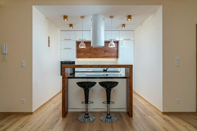 3 pokoje,miejsce postojowe, 3 Maja, Podjasnogórska