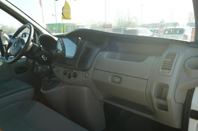 Opel Vivaro 9 OSOB. HAK NAVI ALUFELGI 2,0 115 KM DOINWESTOWANY ZADBANY