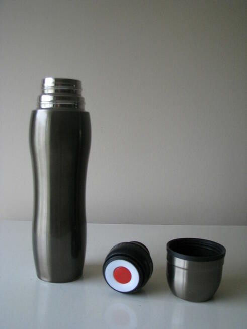 Mały stalowy termos turystyczny z kubkiem 0,4 l