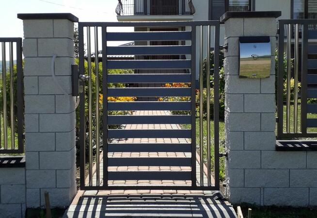 Nowoczesna brama przesuwna od SOLMET – styl i bezpieczeństwo