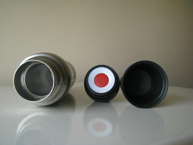 Mały stalowy termos turystyczny z kubkiem 0,4 l