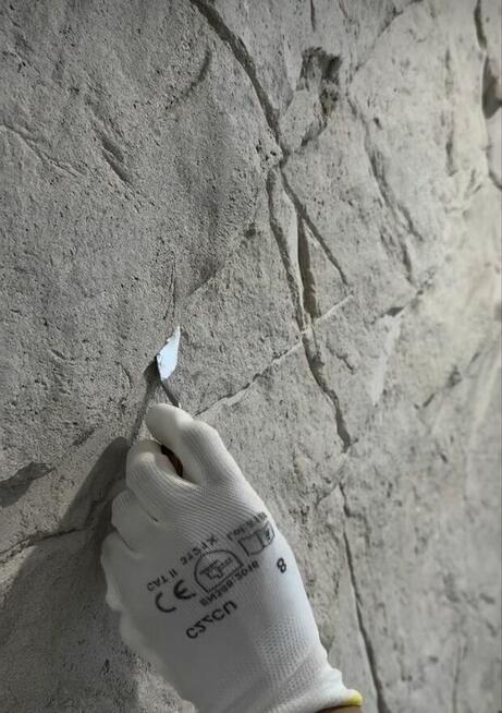 Skalne ściany z mchem