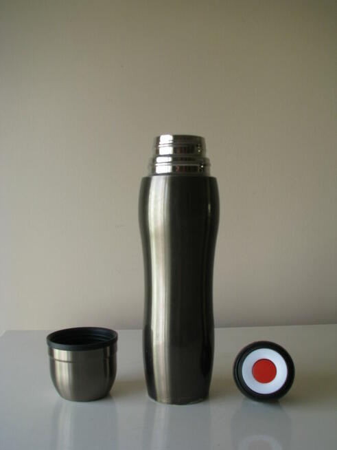 Mały stalowy termos turystyczny z kubkiem 0,4 l