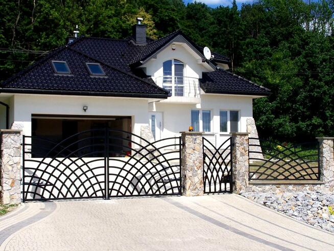 Nowoczesna brama przesuwna od SOLMET – styl i bezpieczeństwo