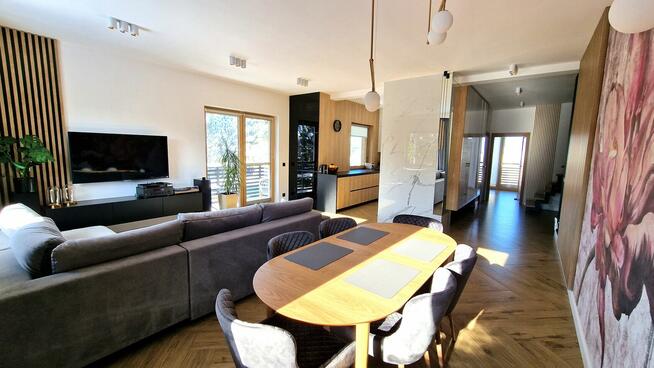 Modernistyczny dom nad jeziorem z funkcją pensjonatu