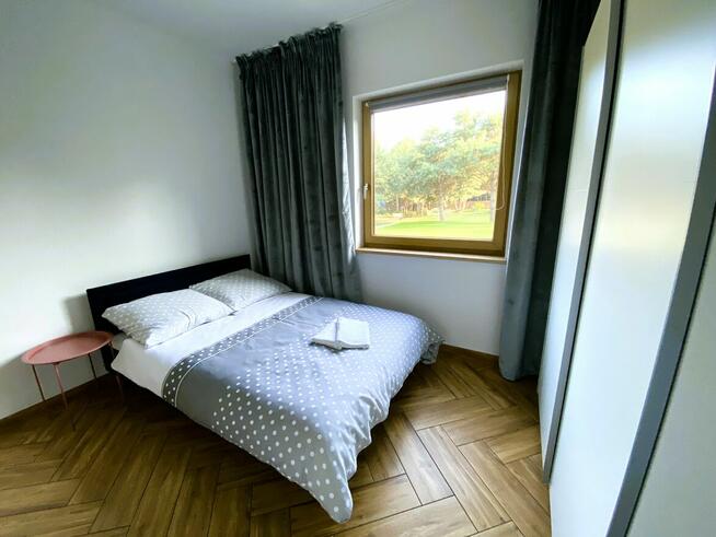 Modernistyczny dom nad jeziorem z funkcją pensjonatu