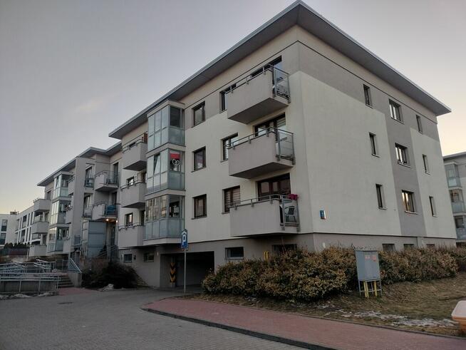 Wynajmę dwupokojowe mieszkanie z oddzielną kuchnią