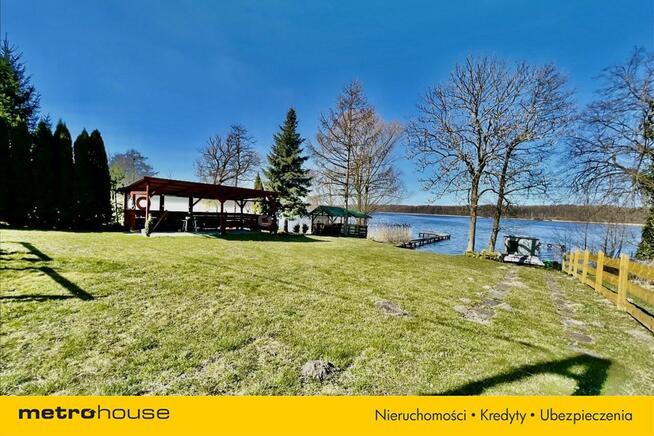 Dwa domy z linią brzegową Jezioraka Szałkowo