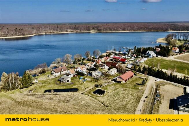 Dwa domy z linią brzegową Jezioraka Szałkowo