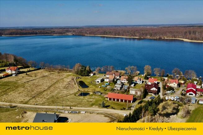 Dwa domy z linią brzegową Jezioraka Szałkowo