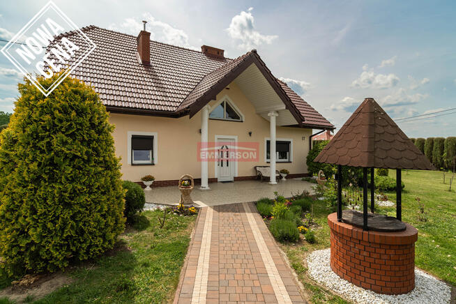 Wolnostojący, do wejścia, zagospodarowana działka