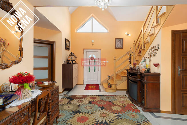 Wolnostojący, do wejścia, zagospodarowana działka