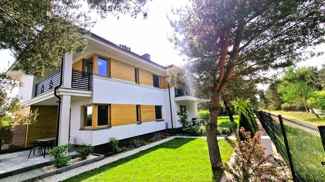 Modernistyczny dom nad jeziorem z funkcją pensjonatu