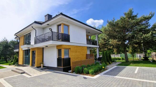 Modernistyczny dom nad jeziorem z funkcją pensjonatu