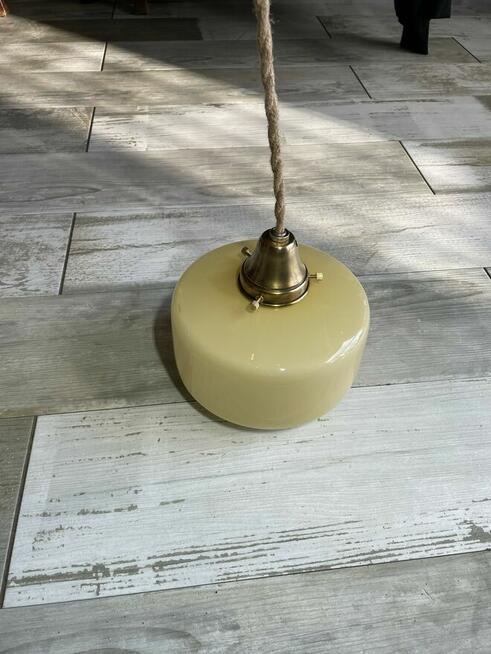 Stara lampa wisząca z kloszem