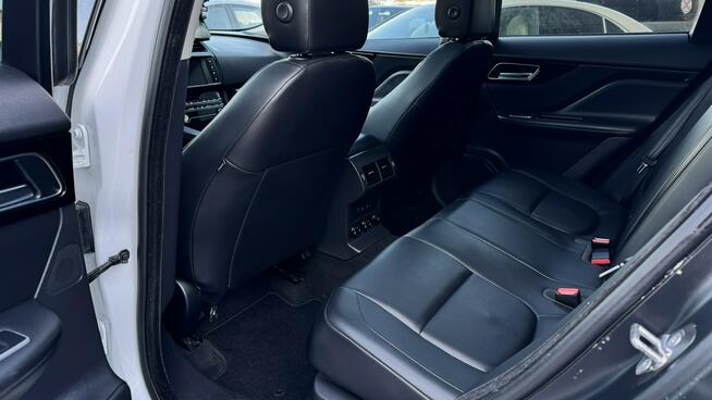 Jaguar F-PACE 2.0 4WD 296KM Pakiet black Skóry Panorama Podgrz. fotele El. klapa