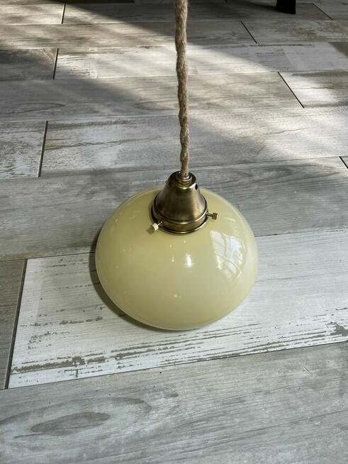 Stara lampa wisząca z kloszem