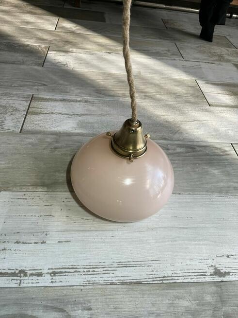 Stara lampa wisząca z kloszem