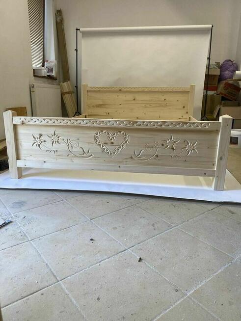 Drewniane łóżko w stylu góralskim z motywem serca.
