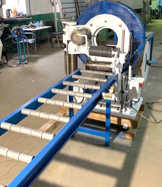 Automatyczna owijarka folią stretch do pakowania listew itp.