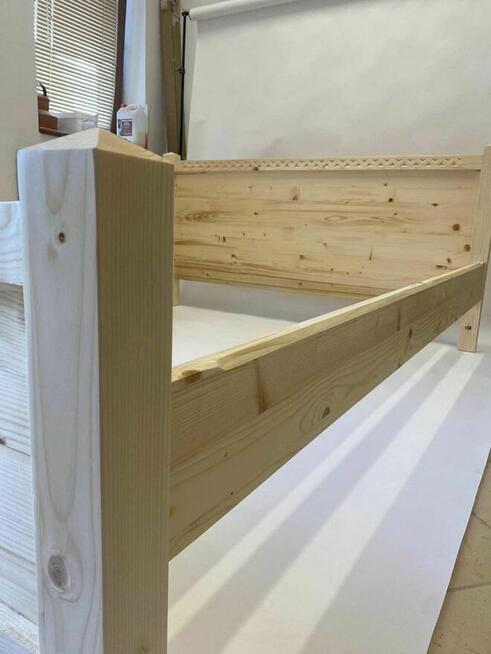 Drewniane łóżko w stylu góralskim z motywem serca.