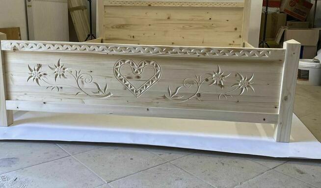 Drewniane łóżko w stylu góralskim z motywem serca.