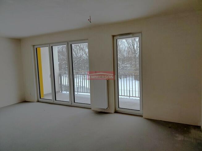 duży balkon z widokiem na zieleń