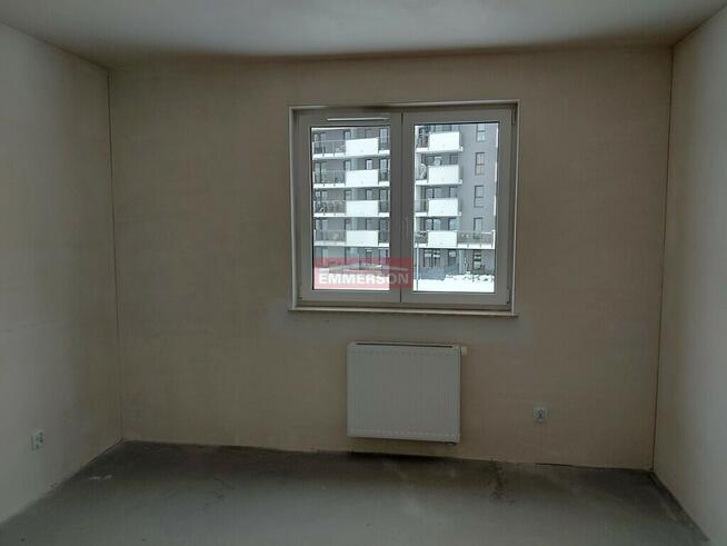 duży balkon z widokiem na zieleń