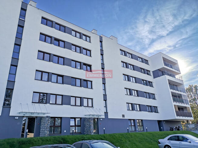 duży balkon z widokiem na zieleń