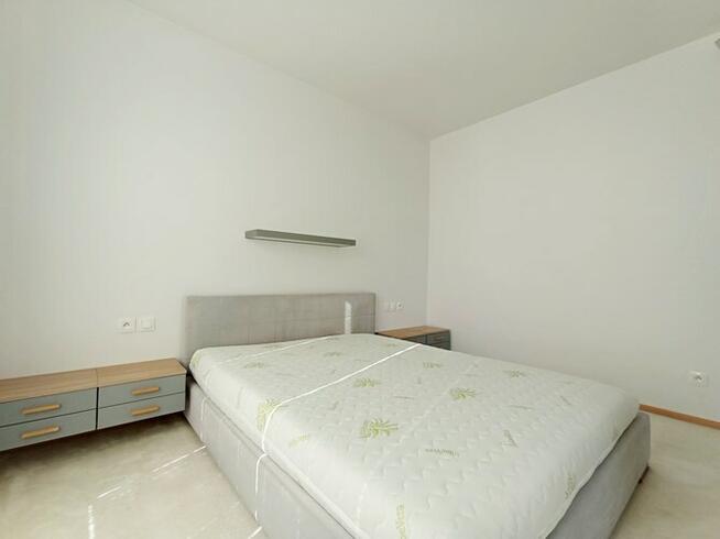 Dwupoziomowy apartament z AC + garaż – Płomyka 15