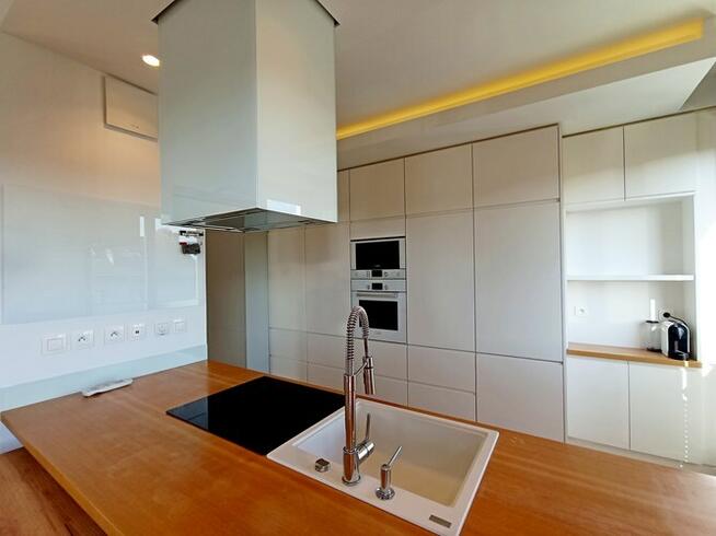 Dwupoziomowy apartament z AC + garaż – Płomyka 15