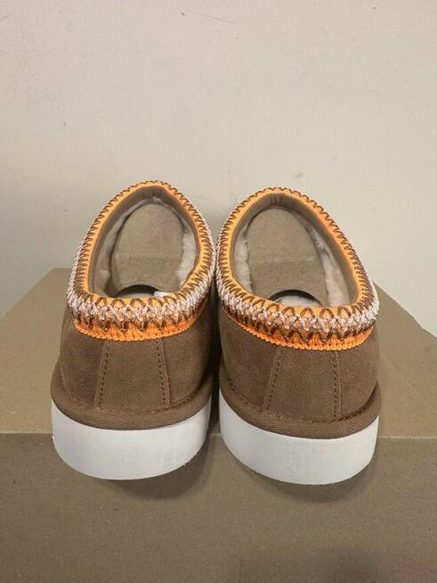 Buty/Klapki UGG Tasman 5950