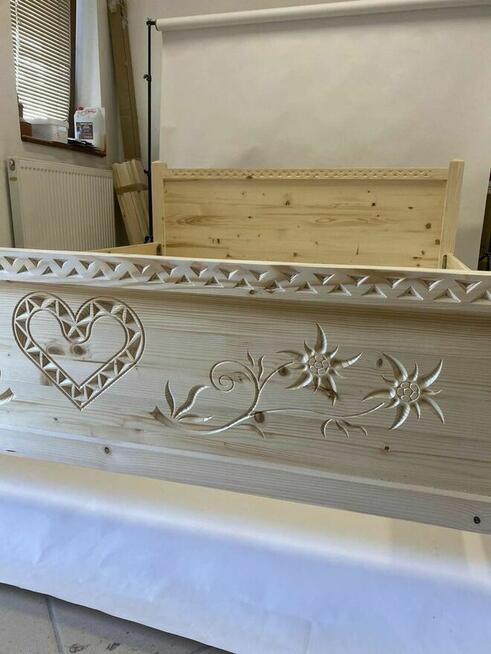Drewniane łóżko w stylu góralskim z motywem serca.