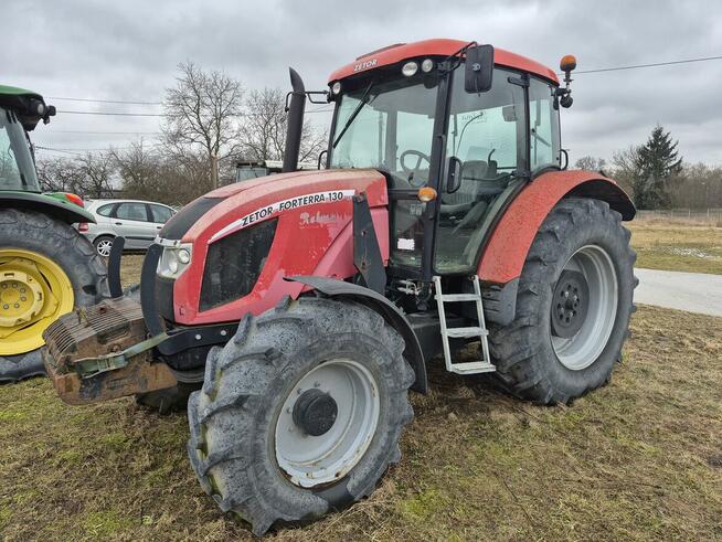 Ciągniki rolnicze, prasa rolująca, samochody, naczepa