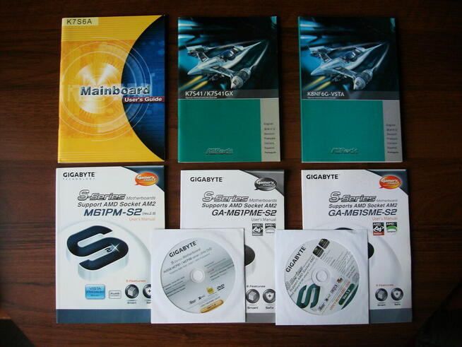 Instrukcje i płytki CD ze sterownikami do płyt głównych