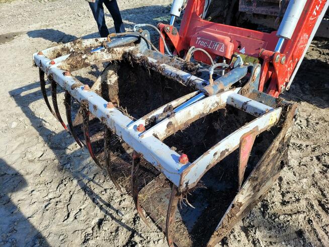 Ciągniki rolnicze, prasa rolująca, samochody, naczepa