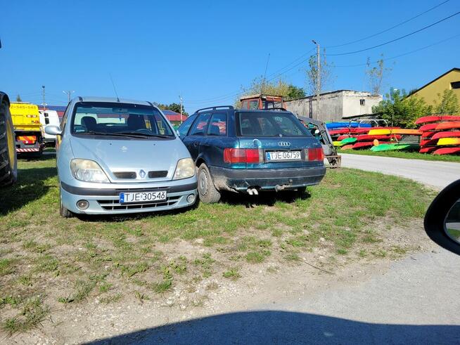 Ciągniki rolnicze, prasa rolująca, samochody, naczepa