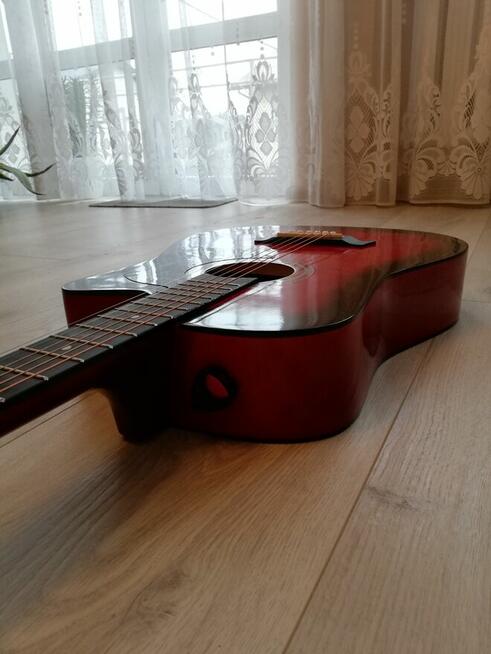 Sprzedam nowiutką gitarę akustyczną.